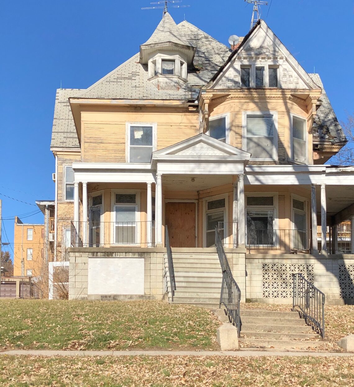 Shaw Mansion Exterior