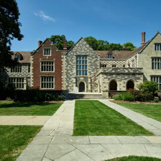 Salisbury House in Des Moines, Iowa, a manor home modeled after the King's House in Salisbury, England Salisbury House in Des Moines, Iowa, a manor home modeled after the King's House in Salisbury, England